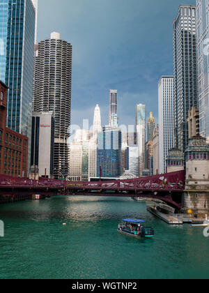 Voir à l'est de Chicago River de Wells Street Bridge après un orage d'été. Banque D'Images