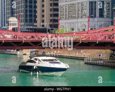 Cabin cruiser en passant sous le pont de la rue LaSalle. La rivière Chicago. Banque D'Images