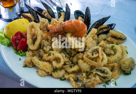 Mélange de fruits de mer frits servie dans un restaurant à Saranda, Albanie. Banque D'Images