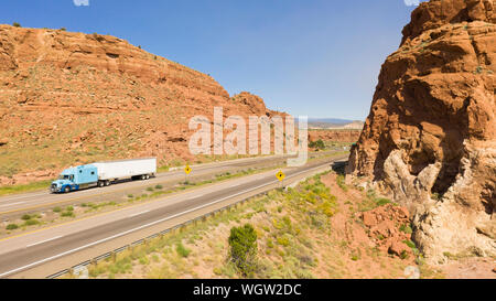 Vehilces le long voyage à proximité de la Laguna Pueblo le long de l'autoroute 40 dans le désert au sud-ouest Banque D'Images