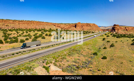 Vehilces le long voyage à proximité de la Laguna Pueblo le long de l'autoroute 40 dans le désert au sud-ouest Banque D'Images