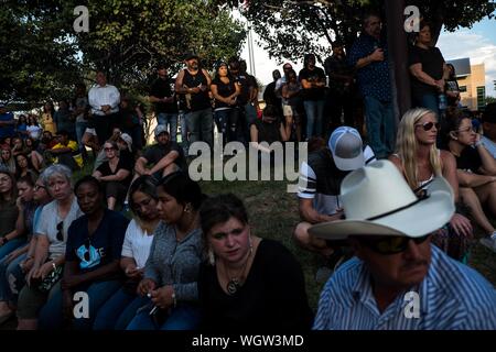 Odessa, Texas, USA. Du 1er septembre 2019. Personnes participent à une veillée pour les victimes de la prise de masse le 31 août à Odessa, Texas. Un homme armé a conduit à travers les villes de Midland Odessa et avoir abattu cinq personnes et blessant 21 autres personnes le 31 août. Le nombre de morts est passé à sept le matin suivant. Crédit : Joel Angel Juarez/ZUMA/Alamy Fil Live News Banque D'Images