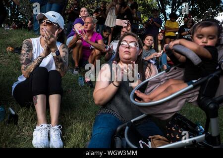 Odessa, Texas, USA. Du 1er septembre 2019. Personnes participent à une veillée pour les victimes de la prise de masse le 31 août à Odessa, Texas. Un homme armé a conduit à travers les villes de Midland Odessa et avoir abattu cinq personnes et blessant 21 autres personnes le 31 août. Le nombre de morts est passé à sept le matin suivant. Crédit : Joel Angel Juarez/ZUMA/Alamy Fil Live News Banque D'Images