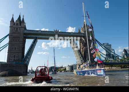 Londres, Royaume-Uni. Du 1er septembre 2019. Une région de Zhuhai bateau navigue depuis le Tower Bridge au début de la Clipper Round the World Race à Londres, Angleterre le 1 septembre 2019. Crédit : Ray Tang/Xinhua Banque D'Images