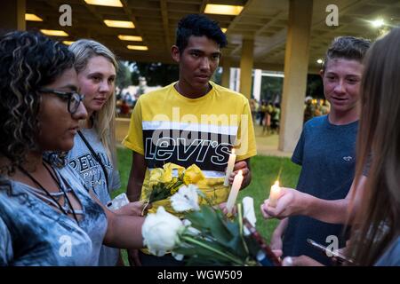 Odessa, Texas, USA. Du 1er septembre 2019. Les gens se rassemblent au cours d'une veillée pour les victimes de la prise de masse le 31 août à Odessa, Texas. Un homme armé a conduit à travers les villes de Midland Odessa et avoir abattu cinq personnes et blessant 21 autres personnes le 31 août. Le nombre de morts est passé à sept le matin suivant. Crédit : Joel Angel Juarez/ZUMA/Alamy Fil Live News Banque D'Images