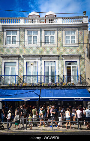 Lisbonne, Portugal - 26 juillet 2019 : des foules de visiteurs devant la Pasteis de Belem boulangerie et un café à Lisbonne Banque D'Images