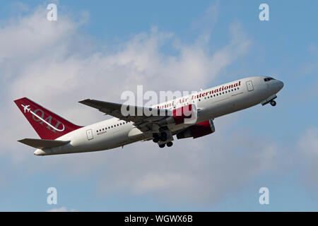 Omni Air International Boeing 767-200ER (N225AX) airborne après avoir décollé de l'Aéroport International de Vancouver Banque D'Images