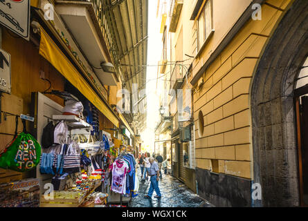 Une étroite ruelle à Sorrente Italie avec un marché en plein air vente de cadeaux et souvenirs en tant que touristes et habitants shop Banque D'Images