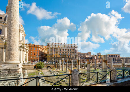 Une vue de la colonne trajane et le forum aux côtés de l'Église du Très Saint Nom de Marie dans le centre historique de Rome, Italie Banque D'Images