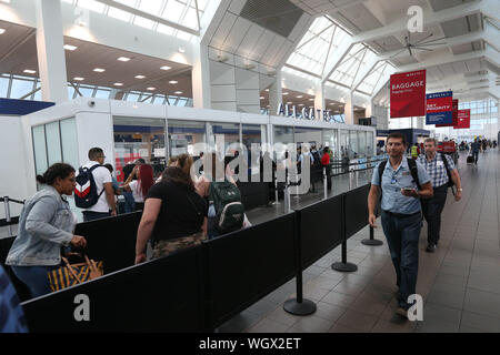 30 août 2019 : La Guardia Airport le vendredi après-midi avant la fête du travail est quelque peu silencieux qu'une poignée d'enregistrement des passagers et et passer par s Banque D'Images