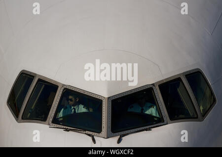 Pilotes dans le poste de pilotage d'un Boeing 777-281 de All Nippon Airways à l'aéroport Haneda, Tokyo, Japon. Banque D'Images