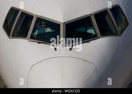 Pilotes dans le poste de pilotage d'un Boeing 777-281 de All Nippon Airways à l'aéroport Haneda, Tokyo, Japon. Banque D'Images