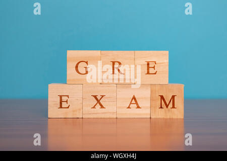 Concept de GRE Examen en bloc en bois lettres sur table. Banque D'Images