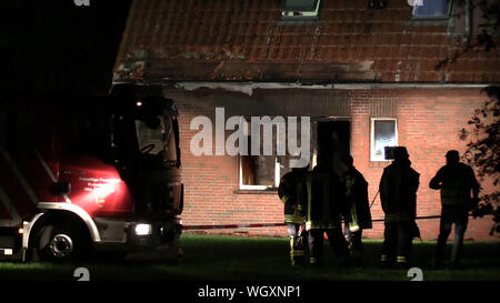 Stollhamm, Allemagne. 09Th Sep 2019. Les sauveteurs de la brigade de pompiers sont en service en face d'une maison de retraite. Deux résidents sont morts dans un incendie dans une maison de retraite dans le district de Wesermarsch. L'incendie a éclaté peu après minuit le lundi lors d'une partie de l'usine dans le village de Stollhamm, un porte-parole de la police a déclaré que, pour des raisons inconnues. Selon les premières constatations, 46 personnes ont été hébergés dans le dortoir, environ la moitié d'entre eux ont dû être transférés à d'autres hébergements à cause de l'incendie. Credit : Andre Van Elten/261News/dpa/Alamy Live News Banque D'Images