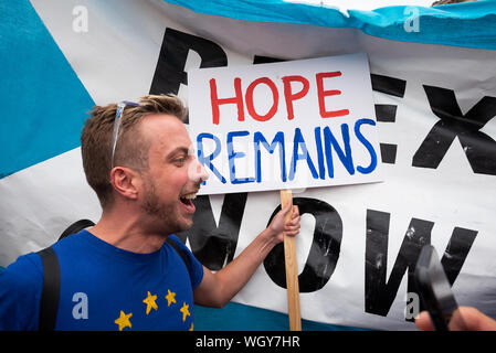 Londres, Royaume-Uni. 31 août 2019. Le coup d'arrêt manifestation contre PM Boris Johnson's Utilisation de la prorogation d'écourter le temps parlementaire et d'augmenter les chances d'un Brexit aucune affaire. Les manifestants à Whitehall, à la jonction de la rue du Parlement la place du Parlement et de s'engager avec jaune tenant une grande bannière maintenant Brexit. Crédit : Stephen Bell/Alamy Banque D'Images