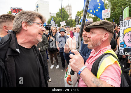 Londres, Royaume-Uni. 31 août 2019. Le coup d'arrêt manifestation contre PM Boris Johnson's Utilisation de la prorogation d'écourter le temps parlementaire et d'augmenter les chances d'un Brexit aucune affaire. Les manifestants à Whitehall, à la jonction de la rue du Parlement la place du Parlement et de s'engager avec l'extrême droite gilet jaune manifestants.. Crédit : Stephen Bell/Alamy Banque D'Images