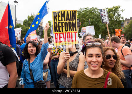 Londres, Royaume-Uni. 31 août 2019. Le coup d'arrêt manifestation contre l'utilisation de PM Boris JohnsonÕs la prorogation d'écourter le temps parlementaire et d'augmenter les chances d'un Brexit aucune affaire. Les manifestants à Whitehall, à la jonction de la rue du Parlement et la place du Parlement. Crédit : Stephen Bell/Alamy Banque D'Images