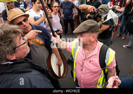 Londres, Royaume-Uni. 31 août 2019. Le coup d'arrêt manifestation contre PM Boris Johnson's Utilisation de la prorogation d'écourter le temps parlementaire et d'augmenter les chances d'un Brexit aucune affaire. Les manifestants à Whitehall, à la jonction de la rue du Parlement la place du Parlement et de s'engager avec l'extrême droite gilet jaune protestataire. Crédit : Stephen Bell/Alamy Banque D'Images