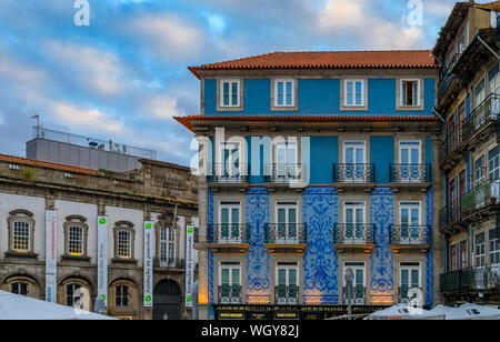 Porto, Portugal - 30 mai 2018 : façades de maisons traditionnelles décorées avec des tuiles azulejo portugais dans les rues au coucher du soleil Banque D'Images