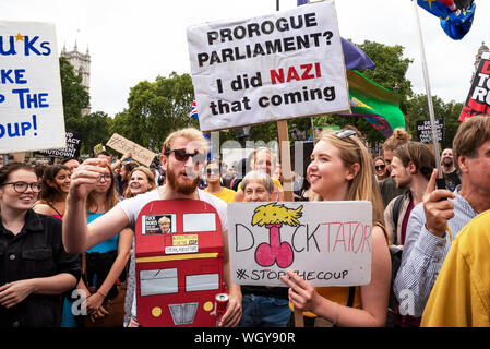 Londres, Royaume-Uni. 31 août 2019. Le coup d'arrêt manifestation contre PM Boris Johnson's Utilisation de la prorogation d'écourter le temps parlementaire et d'augmenter les chances d'un Brexit aucune affaire. Les manifestants à Whitehall, à la jonction de Whitehall Street et la place du Parlement. Crédit : Stephen Bell/Alamy Banque D'Images