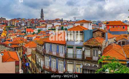 Porto, Portugal - 29 mai 2018 : façades de maisons traditionnelles décorées avec des tuiles azulejo portugais dans les rues Banque D'Images