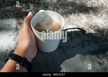 Le matin, une tasse de café en main, vintage la nuance de couleur. Banque D'Images