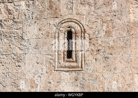 Fenêtre dans le mur d'un ancien temple albanais dans le village de Kis, la ville de Sheki Banque D'Images