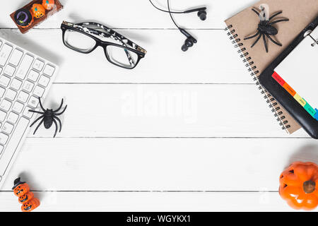 Festival Halloween concept d'arrière-plan. Espace de travail de bureau télévision jeter Vue supérieure avec copie espace pour votre publicité texte. Banque D'Images