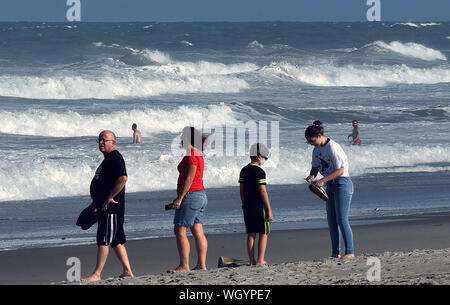Indialantic Beach, États-Unis. 06Th Sep 2019. Les amateurs de plages regarder le surf lourd généré par l'Ouragan Dorian. La tempête de catégorie 5 devrait entrer dangereusement de la côte de Floride dès demain soir. Credit : SOPA/Alamy Images Limited Live News Banque D'Images