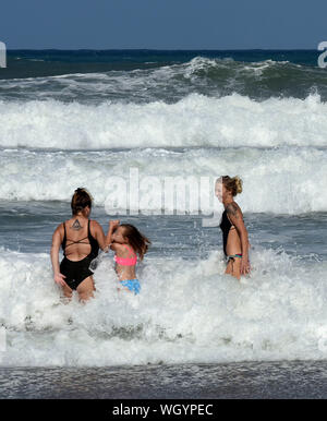 Indialantic Beach, États-Unis. 06Th Sep 2019. Les gens apprécient le surf lourd généré par l'Ouragan Dorian. La tempête de catégorie 5 devrait entrer dangereusement de la côte de Floride dès demain soir. Credit : SOPA/Alamy Images Limited Live News Banque D'Images