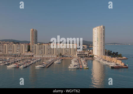 Port de plaisance et de la ville sur la mer. Toulon, France Banque D'Images