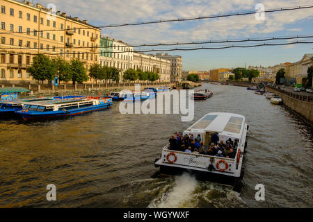 ST. PETERSBURG, RUSSIE - Août 7, 2019 : vue sur la Rivière Fontanka du pont Anitchkov, sur l'avenue Nevsky, l'un des endroits les plus occupés dans la ville Banque D'Images