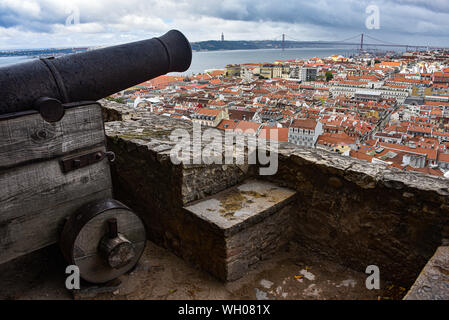 Lisbonne, Portugal - 26 juillet 2019 : un Canon surplombe la ville de Lisbonne au Château Sao Jorge Banque D'Images