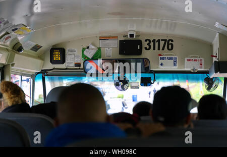 Middletown, CT USA. Apr 2019. Les premiers soins d'urgence et kits de nettoyage, et de caméras de surveillance à l'intérieur d'un bus scolaire typique en Amérique. Banque D'Images