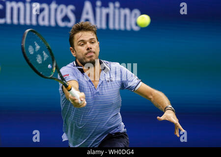 New York, USA. Du 1er septembre 2019. Stan Wawrinka de Suisse hits un retour lors de la quatrième ronde du tournoi match entre Novak Djokovic de Serbie et de Stan Wawrinka de la Suisse à l'US Open 2019 tennis championships à New York, États-Unis, 1 septembre 2019. Wawrinka en quarts avancée que Djokovic a pris sa retraite. Credit : Muzi Li/Xinhua/Alamy Live News Banque D'Images