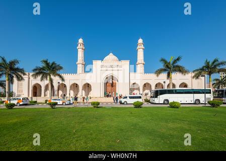 Salalah, Oman - 12 novembre 2017 : La Mosquée Sultan Qaboos domine le centre-ville de Salalah, accueillant des milliers de fidèles pour les prières chaque d Banque D'Images