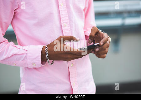 Close up of Black Afro-américain Man working with Smartphone Banque D'Images