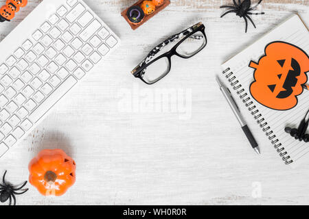 Festival Halloween concept d'arrière-plan. Espace de travail de bureau télévision jeter Vue supérieure avec copie espace pour votre publicité texte. Banque D'Images