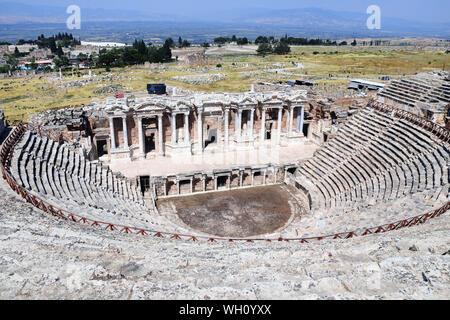 Ruines du théâtre à l'ancienne Hiérapolis, Pamukkale, Anatolie, Turquie. Site du patrimoine mondial de l'UNESCO Banque D'Images