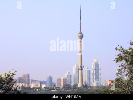 Vue aérienne de maisons d'habitation neuf et tour de télévision de Pyongyang, Pyongyang, Corée du Nord (RPDC) Banque D'Images