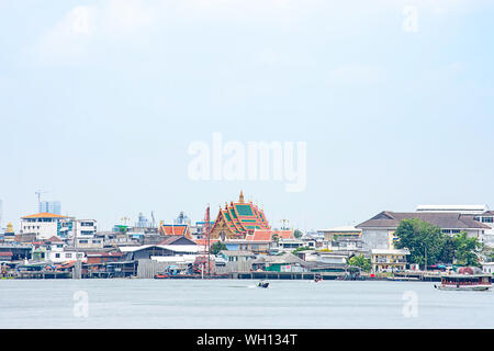 Passage de navires dans la rivière Chao Phraya et la ville fond de ciel et de nuages à Pak Kret dans Nonthaburi, Thaïlande. 16 avril 2019 Banque D'Images