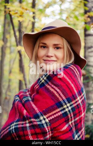 Portrait de jeune femme en automne