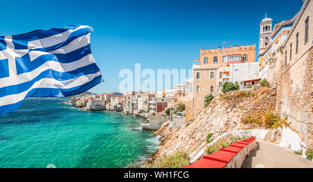 Drapeau national grec sur l'île de Syros, Grèce. Date de l'indépendance et la fête du Travail concept. Banque D'Images