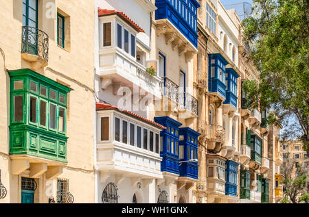 Balcons colorés à La Valette, Malte. Banque D'Images