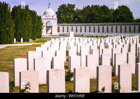 Passendale, Flandre occidentale, Belgique, Août 2018 : vue sur le Tyne Cot Cemetery des sépultures de guerre du Commonwealth et mémorial aux disparus, cimetière de th Banque D'Images