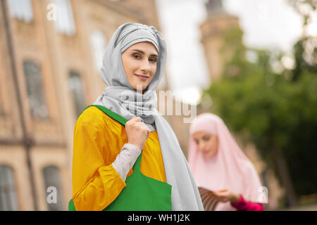Belle femme musulmane portant le hijab et robe jaune Banque D'Images