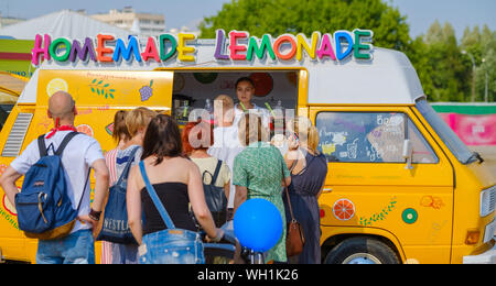 Moscou - le 22 juin 2019 : jeune femme vend des limonades voie alimentaire Banque D'Images