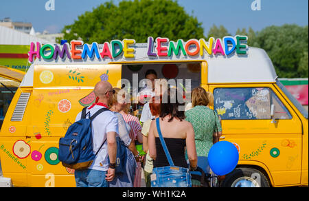 Moscou - le 22 juin 2019 : jeune femme vend des limonades voie alimentaire Banque D'Images