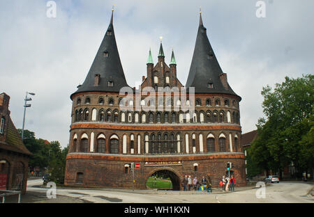 Lübeck, Allemagne - 26/07/2015 - Vue de l'Holsten Gate dans la vieille ville, belle architecture Banque D'Images