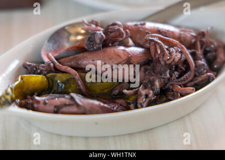 La nourriture traditionnelle Philippines-Adobong Pusit, Philippines Banque D'Images